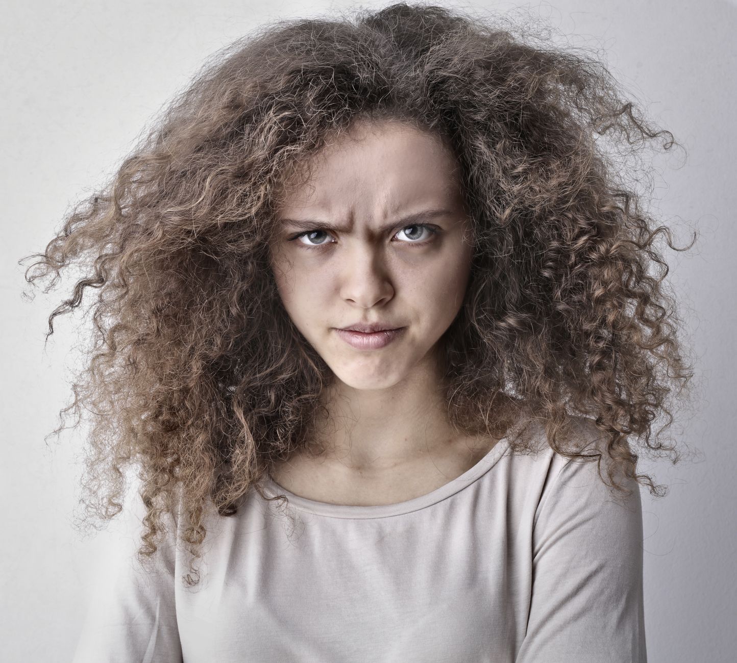 How to Deal with Frizzy Hair in Humidity: A Complete Guide