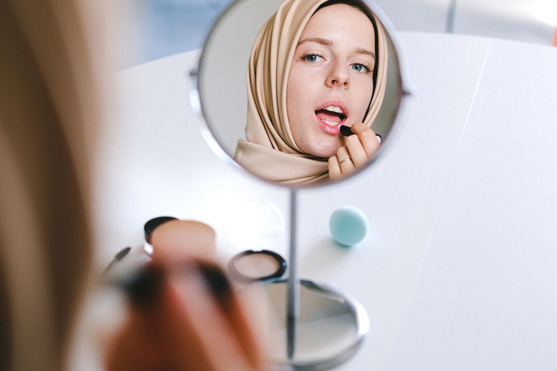 How to Make Makeup Last All Day: A Complete Guide