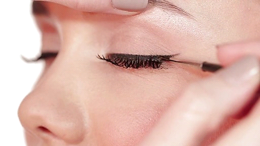 How to apply fake eyelashes - Fill in the gaps between the real and false lashes