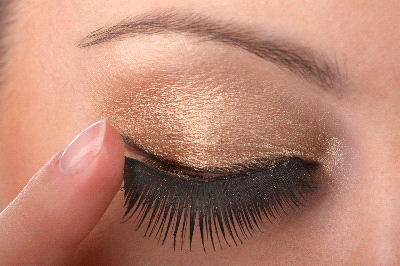 How to apply fake eyelashes
