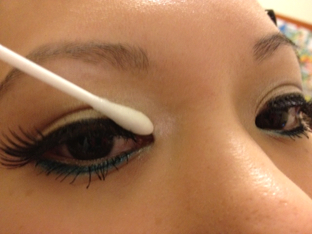 How to remove fake eyelashes 2