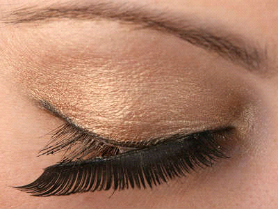 How to Take Off Fake Eyelashes Without Remover