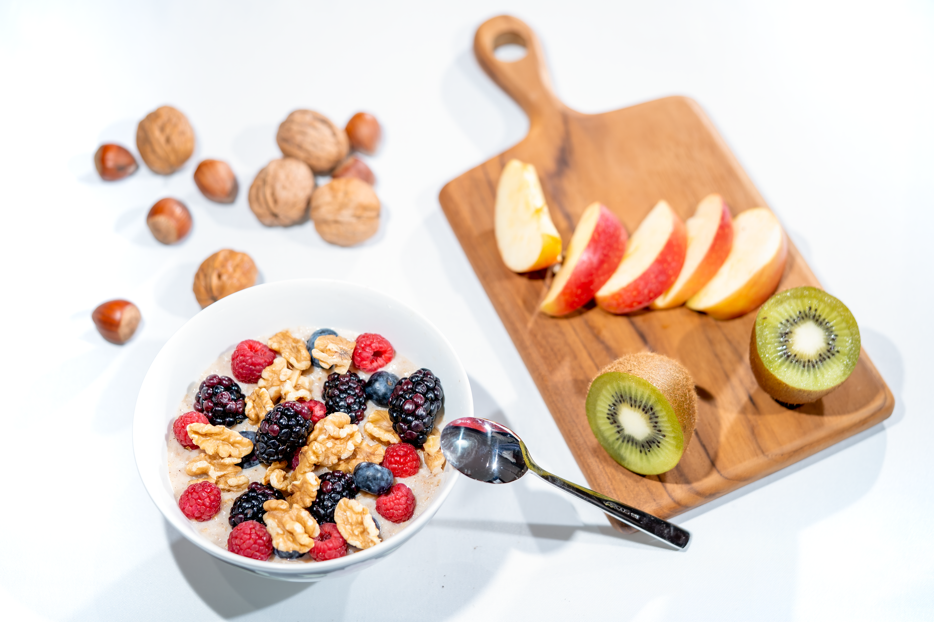 Low-glycemic foods like berries, nuts, and leafy greens that protect skin and hair